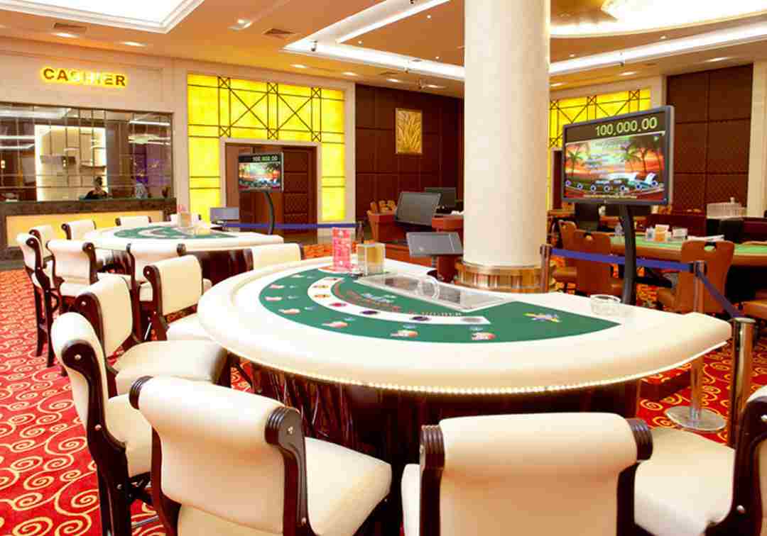 Poker chip được quy đổi trước khi đánh bạc tại Diamond Crown Hotel & Casino 