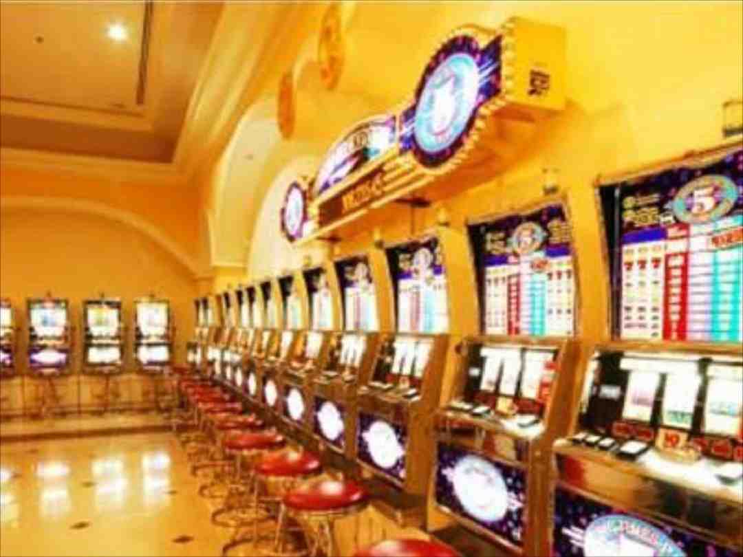 Hàng trăm máy slot game được bày trí phục vụ dân chơi tại Koh Kong Casino